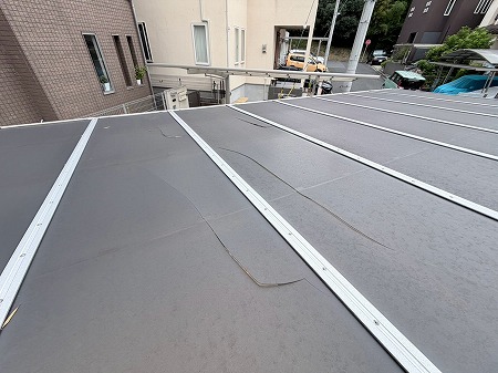 交換前の割れた屋根材