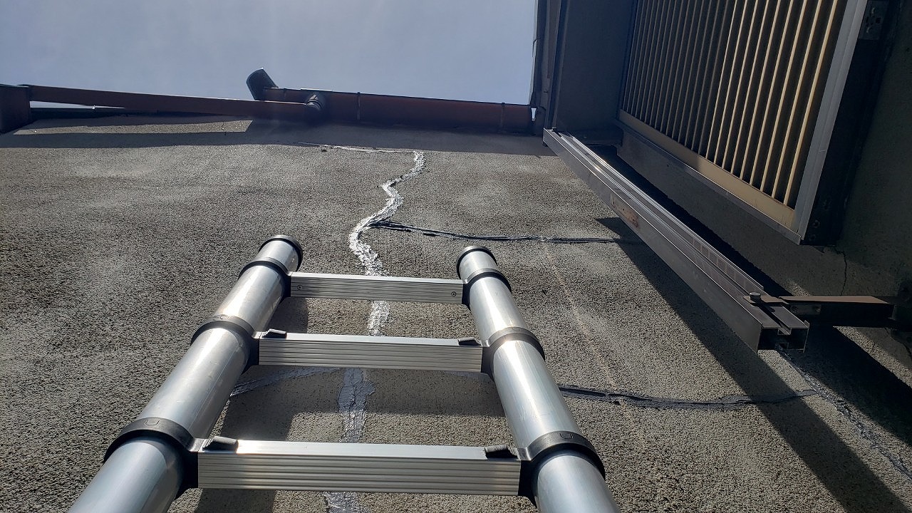 大阪市の外壁補修工事、はしごでの作業