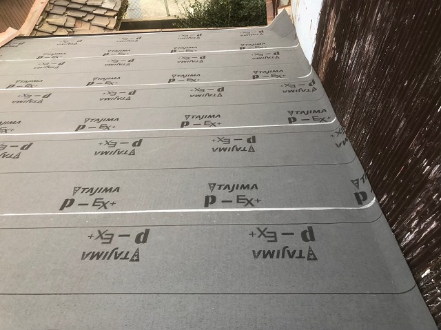 防水紙設置屋根面の隙間を覆う