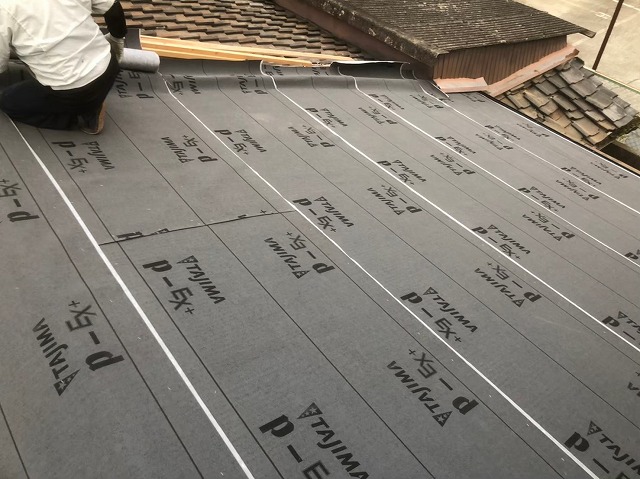 防水紙設置屋根面の隙間を覆う