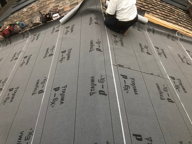 防水紙設置屋根面の隙間を覆う