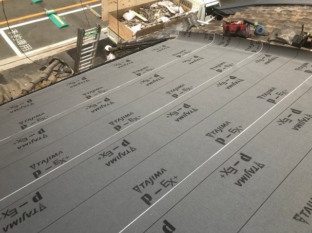 防水紙設置屋根面の隙間を覆う