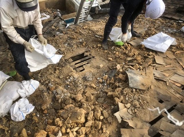 解体作業の長屋リフォーム