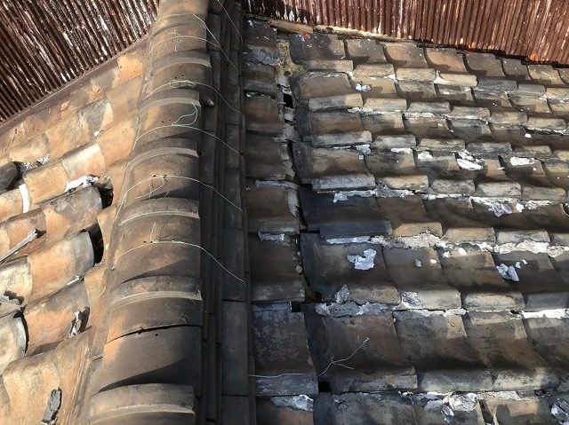 棟瓦固定の銅線錆びつき青色