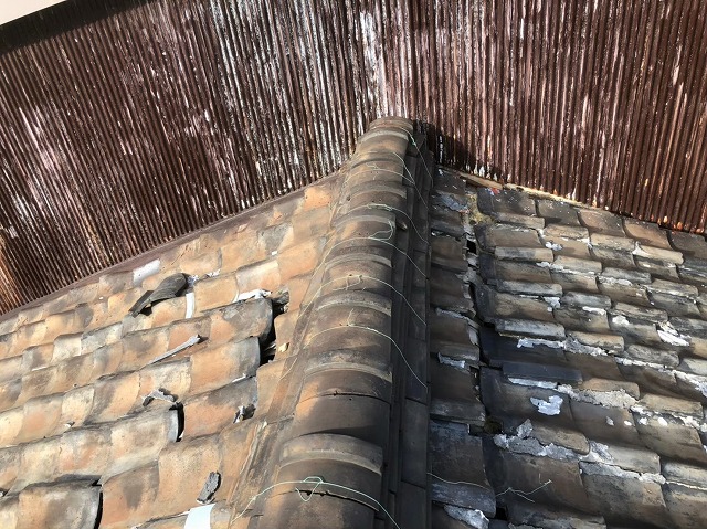 棟瓦固定の銅線錆びつき青色