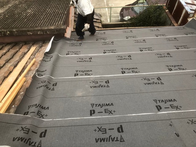 防水紙設置屋根面の隙間を覆う