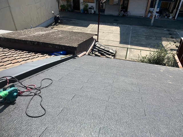 黒いカラーベストで葺き替え