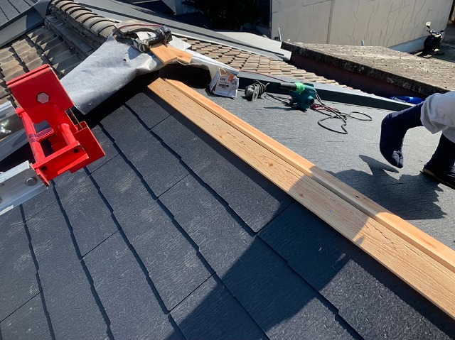 黒いカラーベスト棟板金