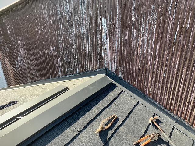 黒いカラーベスト棟板金