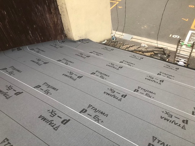 防水紙設置屋根面の隙間を覆う