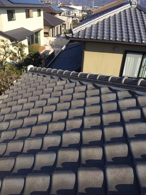 川西町の瓦屋根の棟瓦の漆喰詰め直し