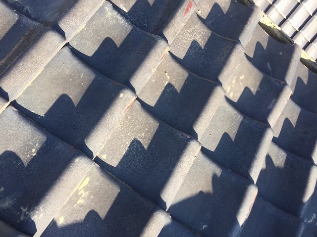 川西町の瓦屋根の割れた平瓦の差し替え