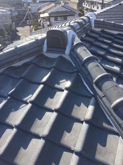 川西町の瓦屋根の棟瓦の漆喰詰め直し