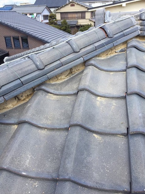 川西町の瓦屋根の漆喰が剥がれた隅棟