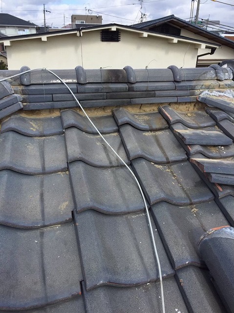 川西町の瓦屋根の漆喰が剥がれた棟瓦