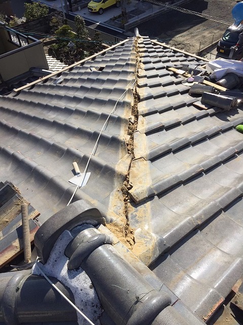 川西町の瓦屋根の棟瓦取り直し工事