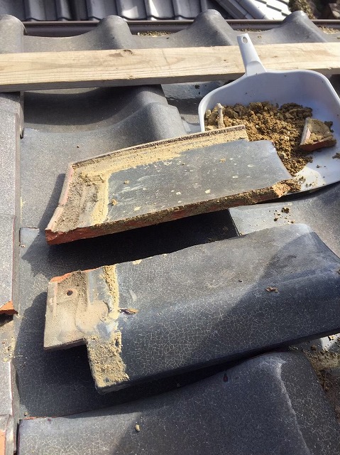 川西町の瓦屋根の割れた平瓦