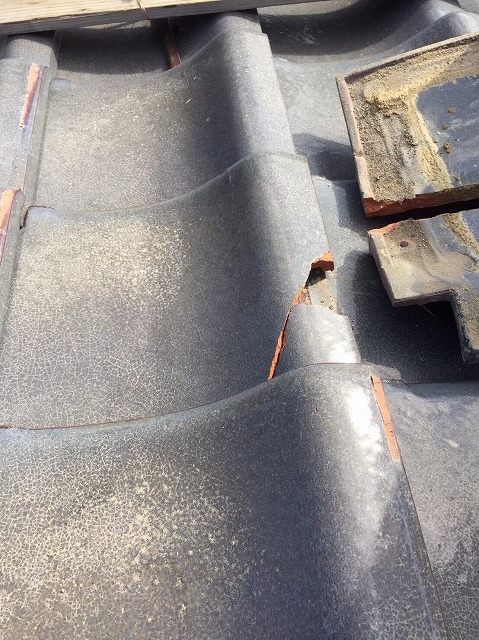 川西町の瓦屋根の割れた平瓦