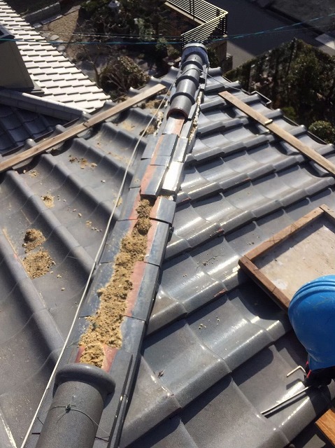 川西町の瓦屋根の崩れた棟瓦