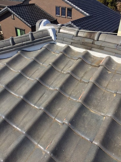 川西町の瓦屋根の棟瓦の漆喰詰め直し