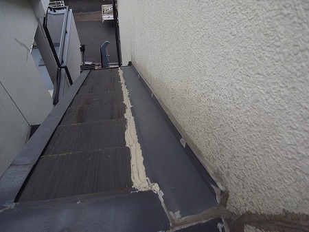 下屋根雨押え板金コーキング