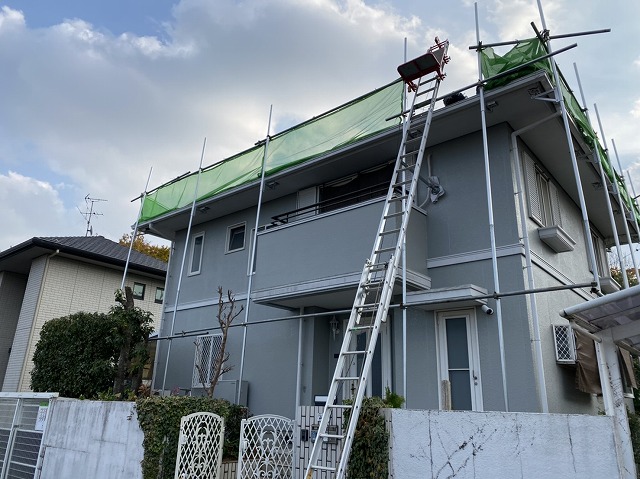 奈良市東登美ケ丘の屋根工事の足場設置、防護ネットの設置
