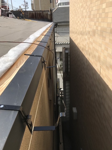 奈良市　店舗の屋根　軒先板金設置