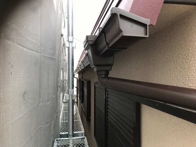 斑鳩町の雨樋交換で角樋設置