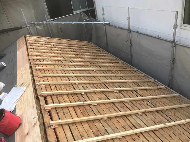 生駒市でもう片方の屋根面の高さ調整