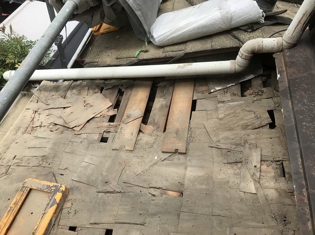 王寺町の屋根材の撤去作業