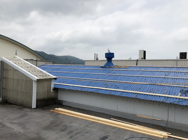 王寺町の大波スレートに横桟の補強垂木設置