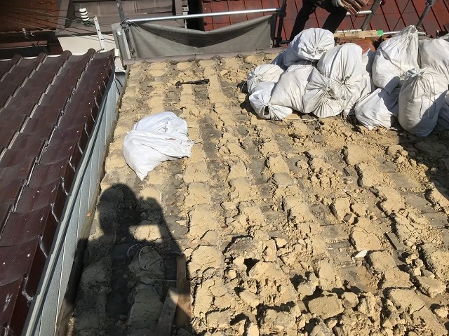 経年劣化した瓦の解体と葺き土