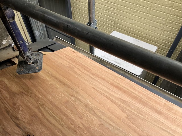 王寺町の下屋根に構造用合板を増し張り