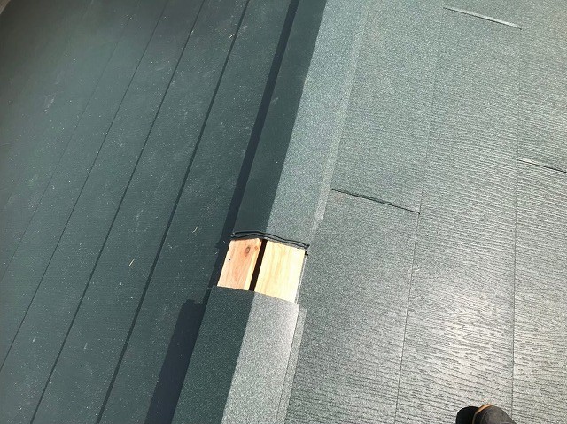 生駒市で貫板の上から棟板金設置作業