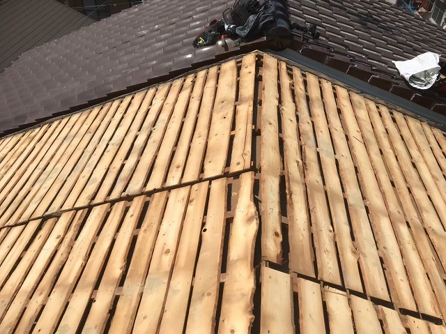 古いバラ板と隣の屋根