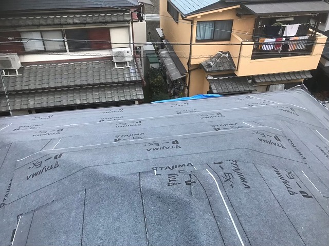 改質アスファルトの防水紙を設置