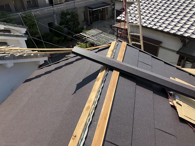 奈良市のスーパーガルテクト屋根に貫板と棟板金設置