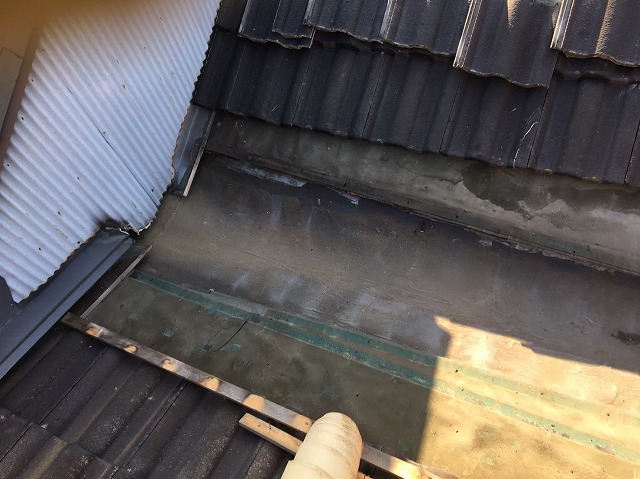 葛城市の雨漏りの谷板金