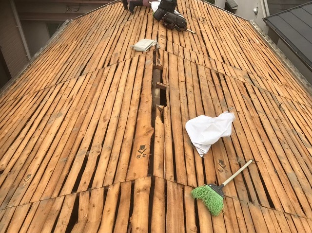 古く経年劣化したバラ板