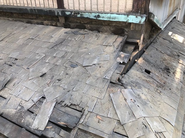 屋根解体作業中の下屋根の様子