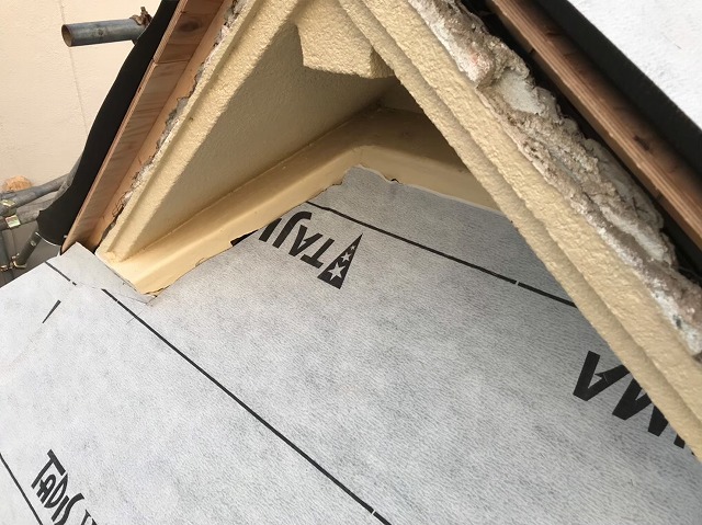 御所市の入母屋屋根の防水紙設置