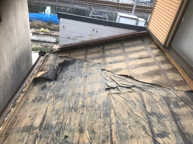 下屋部分の葺き替え開始