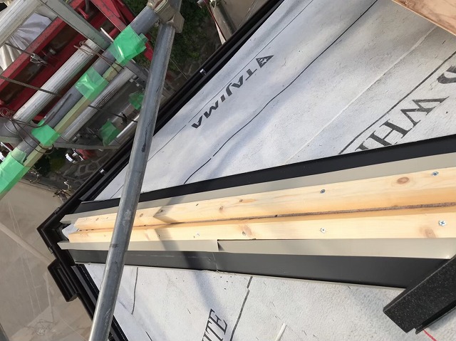 御所市の屋根の棟に捨て谷
