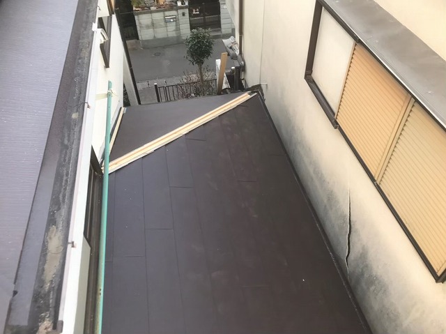 下屋に黒いガルテクト設置