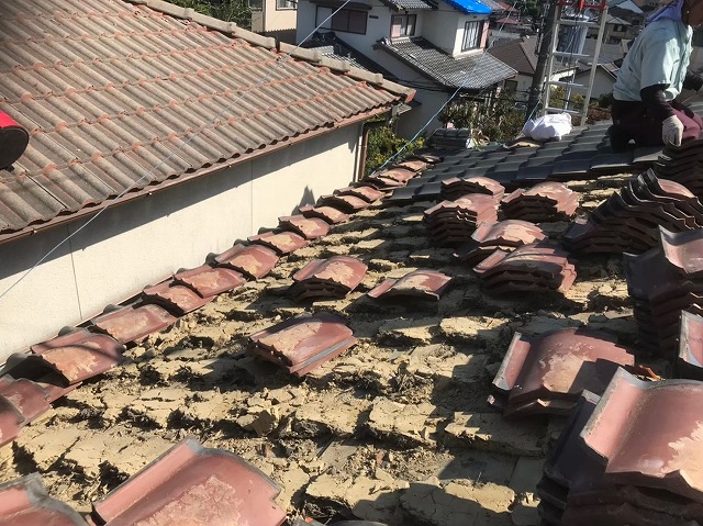 釉薬瓦の撤去で葺き土も大量