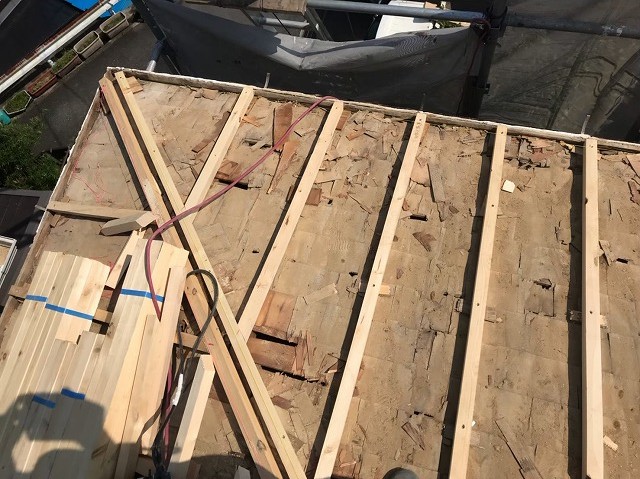 古い野地板を不陸調整