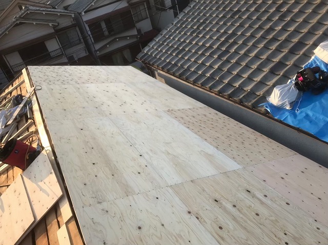 香芝市の葺き替え工事で構造用パネルを設置