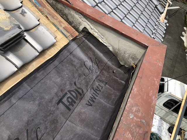 奈良市でパラペットの箱樋に防水紙を設置