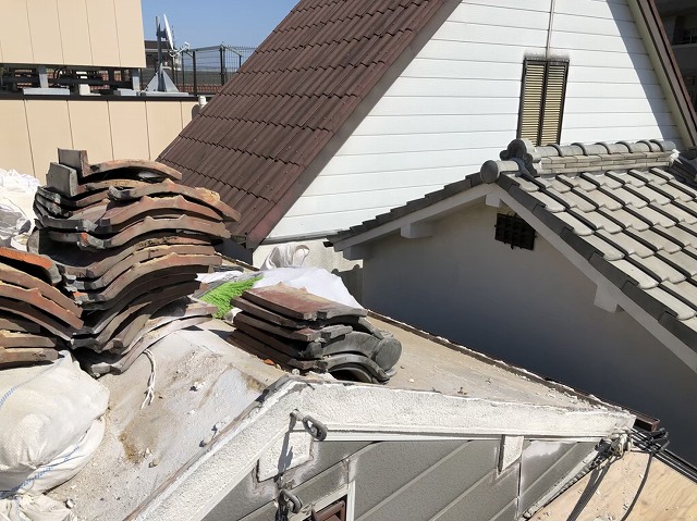 奈良市で陶器瓦屋根の撤去作業