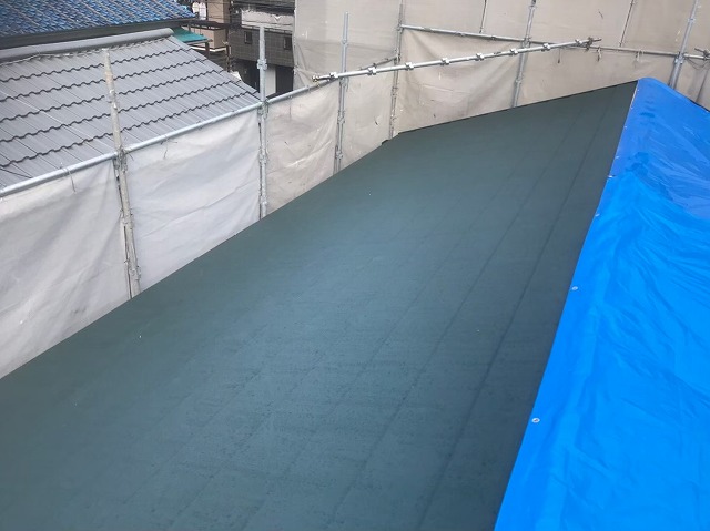 生駒市でスーパーガルテクト屋根材を乱葺き